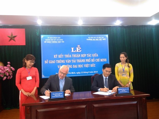 Quang cảnh buổi lễ ký hợp tác giữa Sở GTVT TPHCM với Trường ĐH Việt Đức.