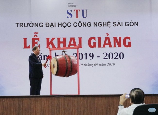 PGS.TS. Cao Hào Thi - Hiệu trưởng Nhà trường đánh trống khai giảng năm học mới 2019-2020.