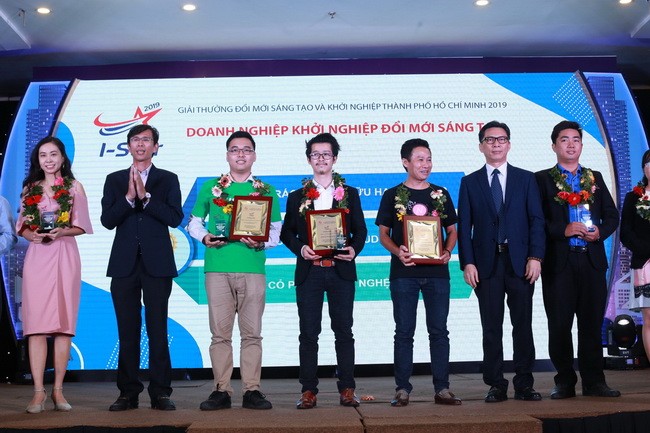 Đại diện Sở KH&CN TP.HCM và ĐH Quốc gia TP.HCM trao giải thưởng cho  ba doanh nghiệp đạt giải trong nhóm 1 
