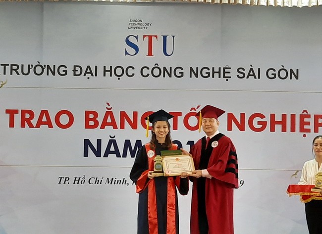 TS. Trương Quang Mùi- Chủ tịch HĐQT trao bằng tốt nghiệp cho Thủ khoa Lê Thị Cẩm Linh.