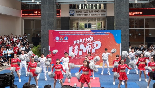 Cuộc thi Nhảy cổ động “DYNAMIC UMP” mang đến cho ngày hội không khí thật sôi động