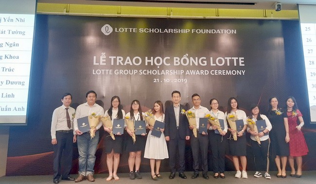 Đại diện Tập đoàn LOTTE, Quỹ LOTTE Foundation trao học bổng cho các sinh viên xuất sắc.