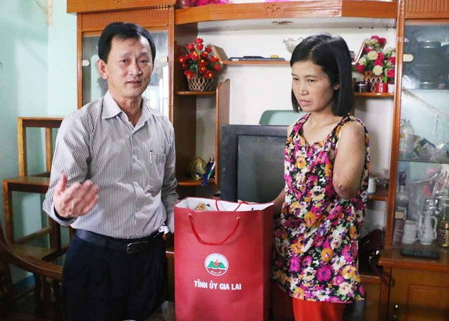 Bí thư Tỉnh ủy Dương Văn Trang tặng quà cho cô Tiền. Ảnh: Tấn Minh
