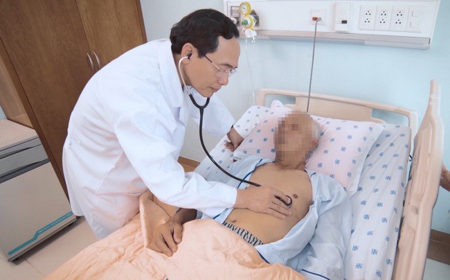 PGS.TS. BS. Trương Quang Bình đang khám cho người bệnh (Ảnh: BVCC)