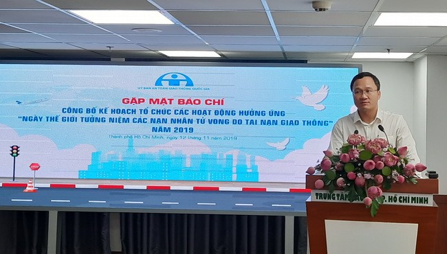 Ông Khuất Việt Hùng - Phó Chủ tịch chuyên trách UB ATGT Quốc gia công bố thông tin tại buổi họp.
