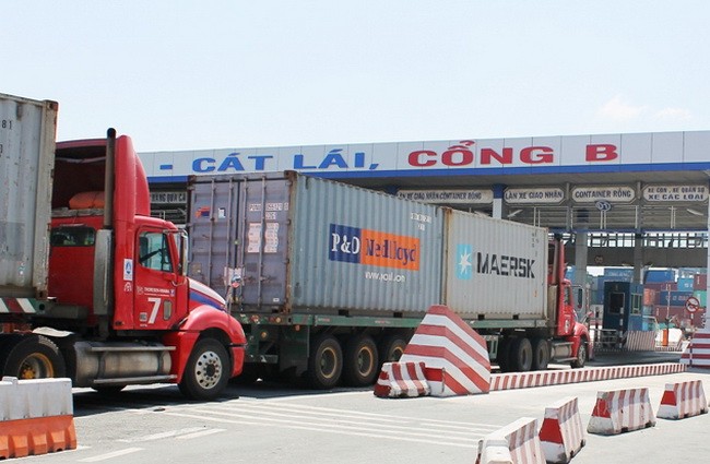 Xe container vào cảng Cát Lái ( Ảnh: Nam Đàn)