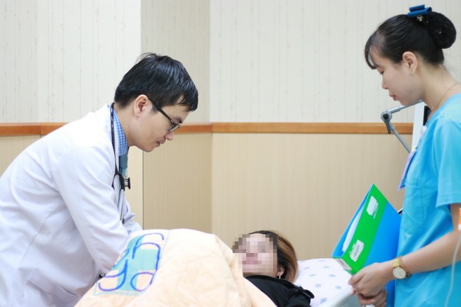 ThS BS. Nguyễn Khánh Dương đang thăm khám cho người bệnh (Ảnh: BVCC).