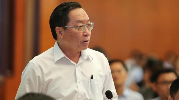 Giám đốc Sở Y tế TP.HCM Nguyễn Tấn Bỉnh trả lời chất vấn các đại biểu. (Ảnh:NLDO) 