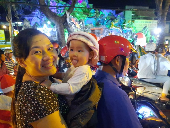 Người dân Sài Gòn vui mừng đi chơi lễ Noel sớm.