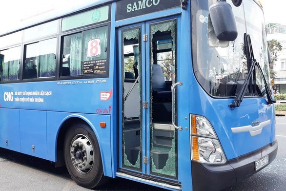 Chiếc xe buýt tuyến số 8 bị một nhóm người cầm hung khí đập phá (Ảnh: Trung tâm QL GTCC)