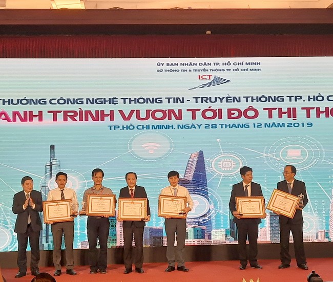Ông Nguyễn Thành Phong - Chủ tịch UBND TP.HCM trao giải thưởng cho đơn vị, cá nhân có thành tích xuất sắc đóng góp vào sự phát triển CNTT-TT Thành phố.