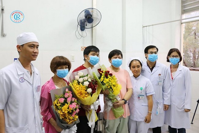 Bệnh nhân Li Ding điều trị COVID-19 tại BV Chợ Rẫy đã xuất viện đoàn viên với vợ con