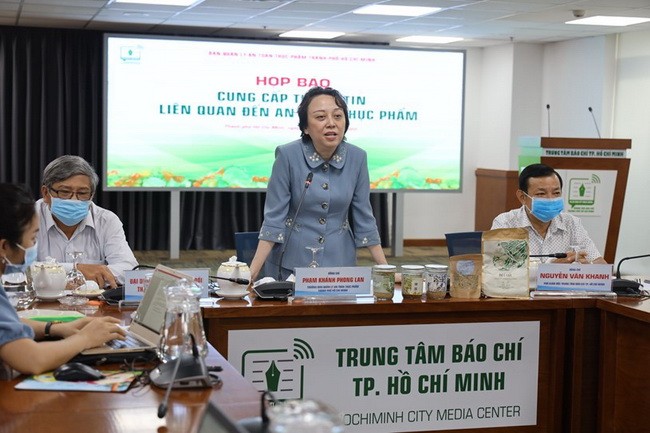 Bà Phạm Khánh Phong Lan -Trưởng Ban Quản lý ATTP thông tin cho báo chí (Ảnh:TTBC)