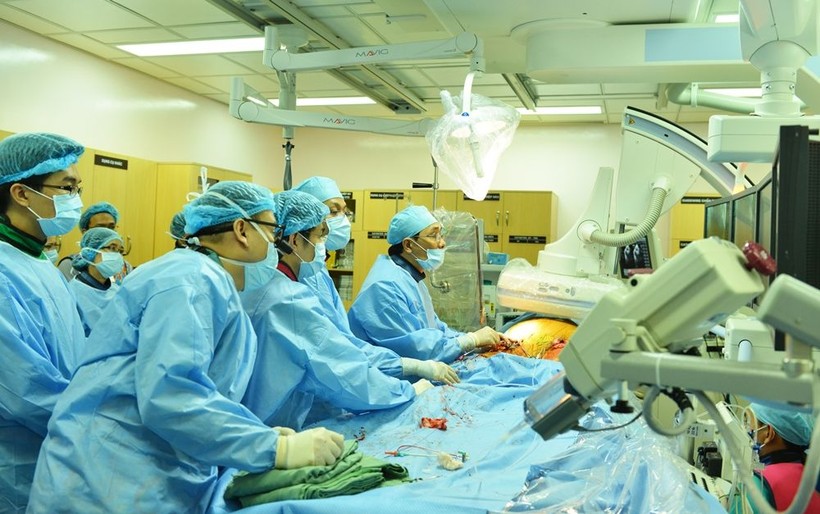 GS.TS.BS Trương Quang Bình và ê kíp thực hiện kỹ thuật Thay van động mạch chủ qua ống thông (TAVI) (Ảnh:BVCC)