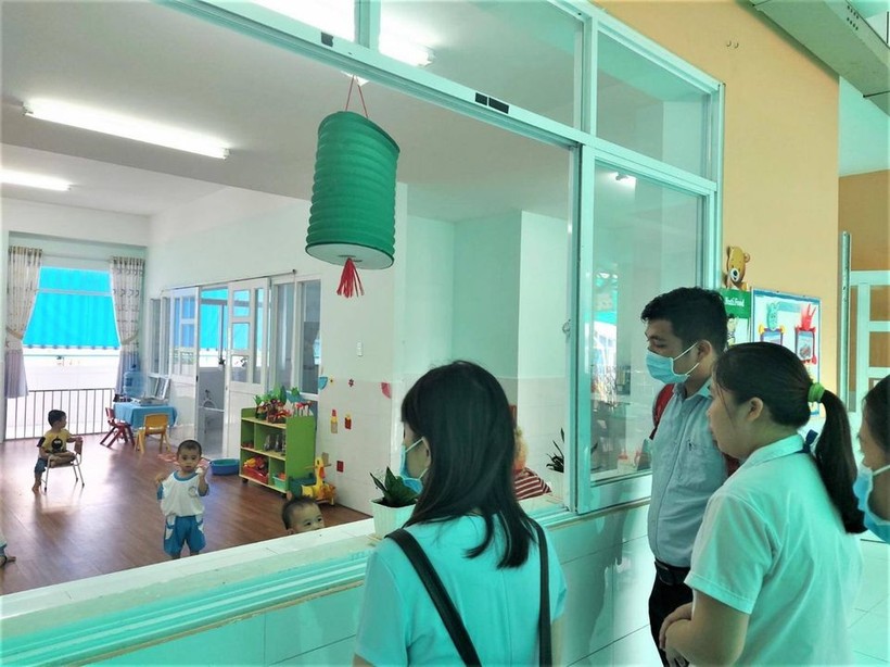 Đoàn giám sát công tác phòng chống bệnh Tay chân miệng tại trường học ở huyện Bình Chánh TPHCM. (Ảnh: HCDC).