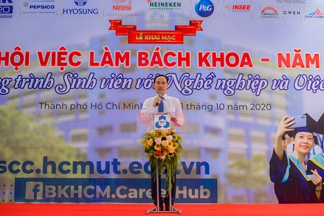 Ông Trần Việt Toàn, GĐ Trung tâm Hỗ trợ Sinh viên Trường ĐH Bách khoa TPHCM phát biểu tại sự kiện