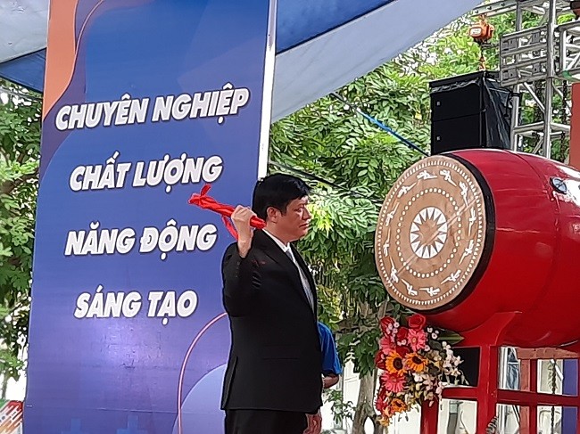 GS.TS. Nguyễn Thanh Long- Quyền Bộ trưởng Bộ Y tế đánh trống khai giảng năm học mới 2020 – 2021 tại ĐH Y Dược TPHCM.