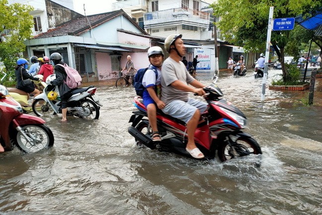 Triều cường làm nhiều tuyến đường tại Trung tâm thành phố Bạc Liêu ngập sâu.