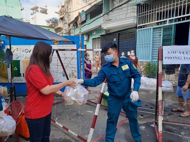 Lực lượng chức năng phong tỏa khu vực hẻm đường Phạm Phú Thứ có ca nhiễm Covid-19 tại Quận 6.