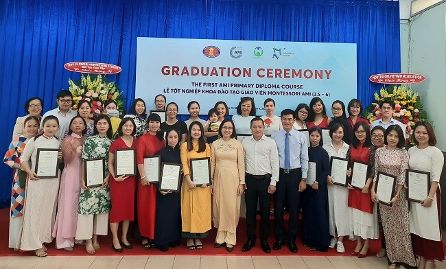 Các học viên nhận bằng tốt nghiệp khóa đào tạo giáo viên Montessori đầu tiên tại Việt Nam