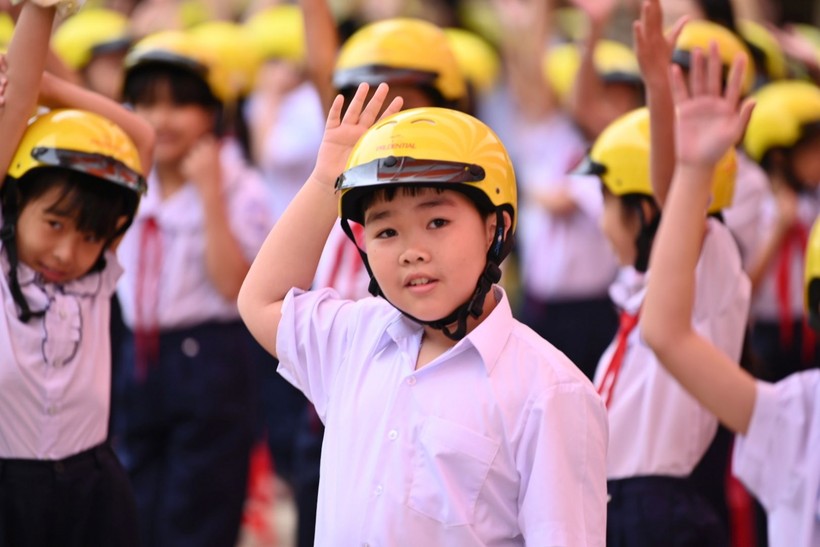 Ban tổ chức tặng mũ bảo hiểm cho học sinh Trường Tiểu học Nguyễn Viết Xuân (TP. Buôn Ma Thuột, Tỉnh Đắk Lắk). 