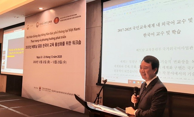 PGS.TS Nguyễn Tô Chung - Phó Trưởng Ban Quản lý Đề án Ngoại ngữ Quốc gia -Bộ GD&ĐT chia sẻ tại hội thảo.