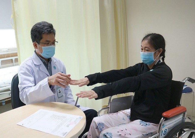 TS. BS. Nguyễn Bá Thắng đang khám cho người bệnh sau đột quỵ (Ảnh:BVCC)