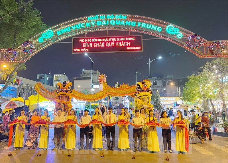 Quang cảnh buổi lễ ra mắt Phố đi bộ đêm khu vực Kỳ đài Quang Trung, Quận 10, TPHCM.