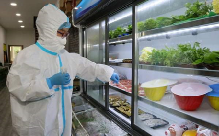 Lấy mẫu thực phẩm đông lạnh nhập khẩu xét nghiệm vi rút SARS-CoV2 (Ảnh: Ban quản lý ATTP TPHCM)