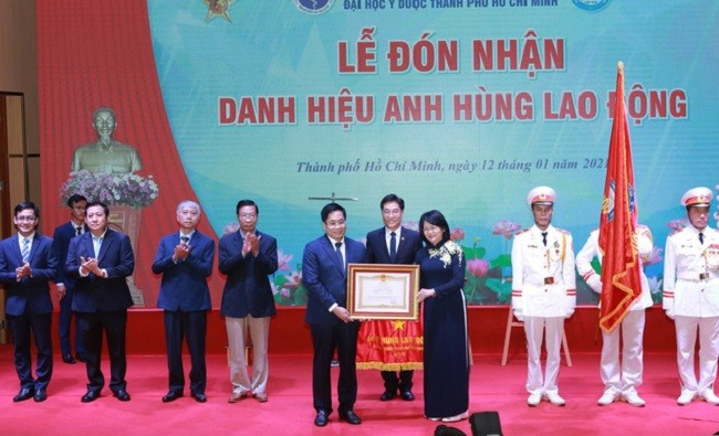 Phó Chủ tịch Nước Đặng Thị Ngọc Thịnh đã trao tặng danh hiệu Anh hùng Lao động thời kỳ đổi mới giai đoạn 2009-2019 cho tập thể lãnh đạo Trường ĐH Y Dược TPHCM. (Ảnh: CTV)