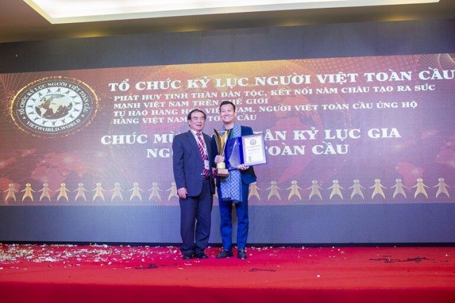 Kỷ lục gia thế giới Trần Quốc Phúc đón nhận Giải thưởng và Cúp cống hiến “Vì sự phát triển giáo dục dành cho người Việt toàn cầu” tại Đại hội Hội ngộ Kỷ lục gia 41