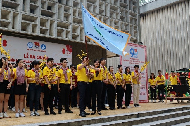 Đại diện lãnh đạo Nhà trường trao cờ lệnh tại Lễ ra quân chiến dịch "Xuân Tình nguyện năm 2021"