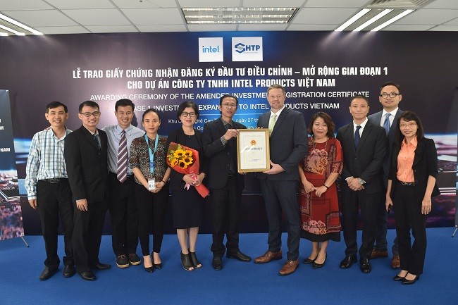 Ông Nguyễn Anh Thi – Trưởng ban Quản lý SHTP trao giấy Chứng nhận Đăng ký Đầu tư Điều chỉnh – Mở rộng Đầu tư giai đoạn 1 cho đại diện Tập đoàn Intel.