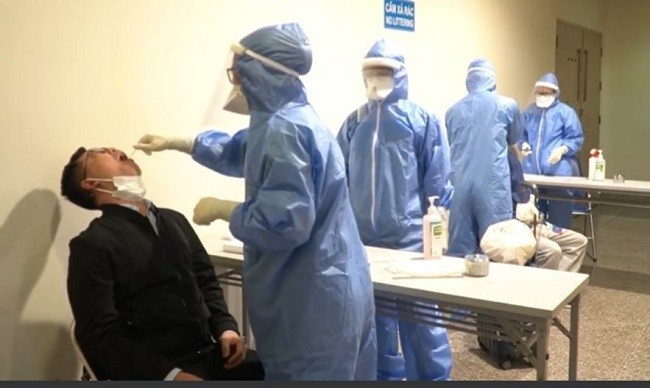 Nhân viên y tế TPHCM lấy mẫu xét nghiệm hành khách tại Sân bay Tân Sơn Nhất để kiểm soát dịch Covid-19 (Ảnh: HCDC)