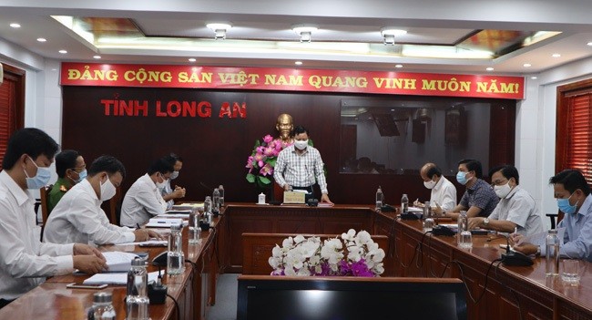 Phó Chủ tịch UBND tỉnh Long An- Phạm Tấn Hòa chủ trì Hội nghị trực tuyến với các sở ngành ngày 17/2 (Ảnh: UBND tỉnh)
