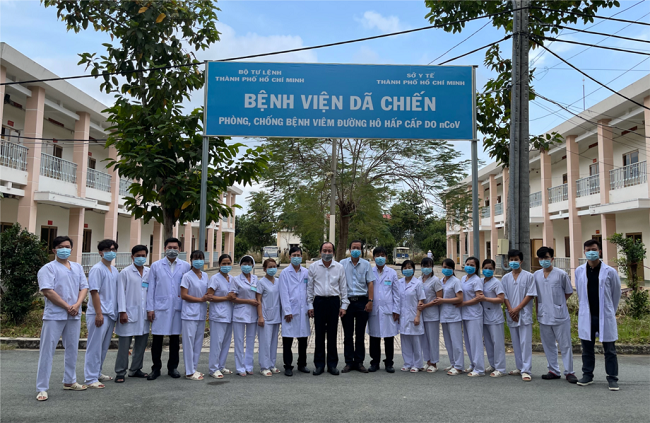 Lãnh đạo Sở Y tế TPHCM cùng Nhân viên y tế của các bệnh viện đang phục vụ người bệnh Covid-19 tại BV dã chiến Củ Chi (Ảnh: Sở Y tế TPHCM)