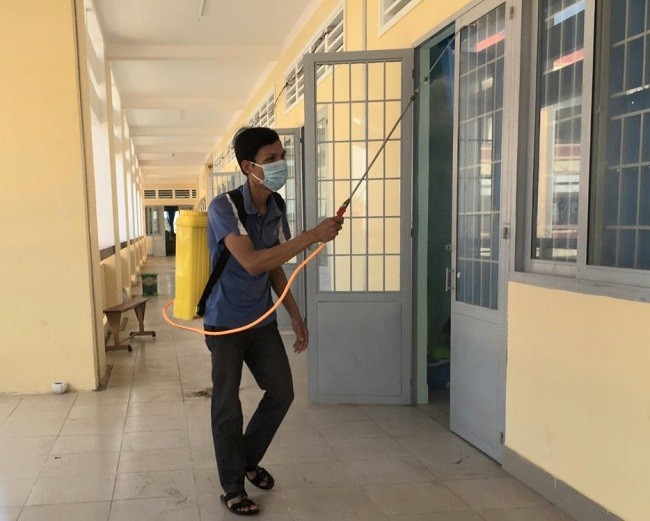 Công tác khử khuẩn phòng dịch Covid-19 tại Trường THPT Nguyễn Huệ- Huyện Bến Cầu- Tây Ninh chiều ngày 24/2 ( Ảnh: GVCC)