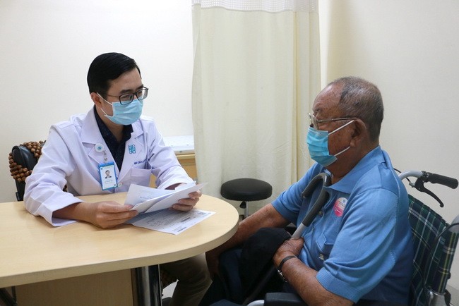 BS CKI. Lê Hoàng Bảo đang tư vấn cho bệnh nhân ĐTĐ (Ảnh: BVCC)