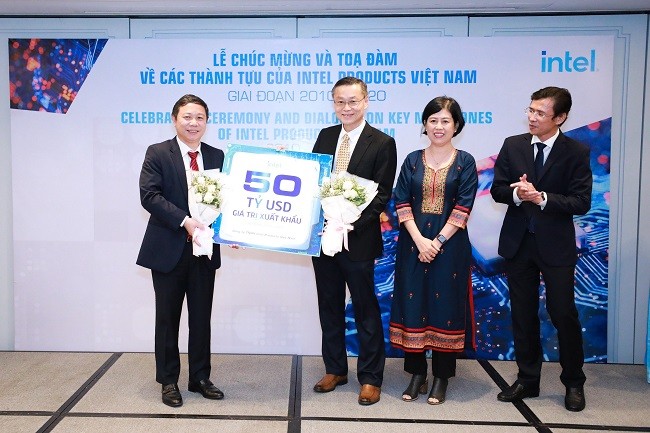 Ông Kim Huat Ooi trao kỷ niệm chương 50 tỷ USD xuất khẩu cho ông Dương Anh Đức -Phó chủ tịch UBND TPHCM và ông Nguyễn Anh Thi- Trưởng ban Khu Công nghệ cao TPHCM