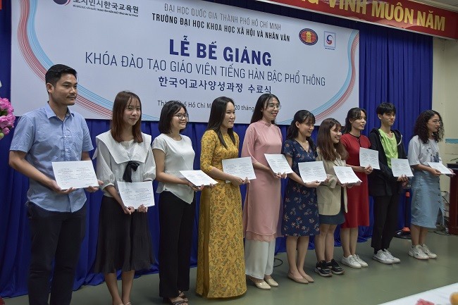 Các học viên xuất sắc nhận bằng tốt nghiệp khóa Đào tạo Giáo viên tiếng Hàn đầu tiên 