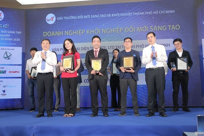 Ông Dương Anh Đức - Phó Chủ tịch UBND TP.HCM (bìa trái) - và ông Bùi Thế Duy - Thứ trưởng Bộ Khoa học và công nghệ - trao giải thưởng I-Star 2020 cho nhóm 1. (Ảnh: BTC)