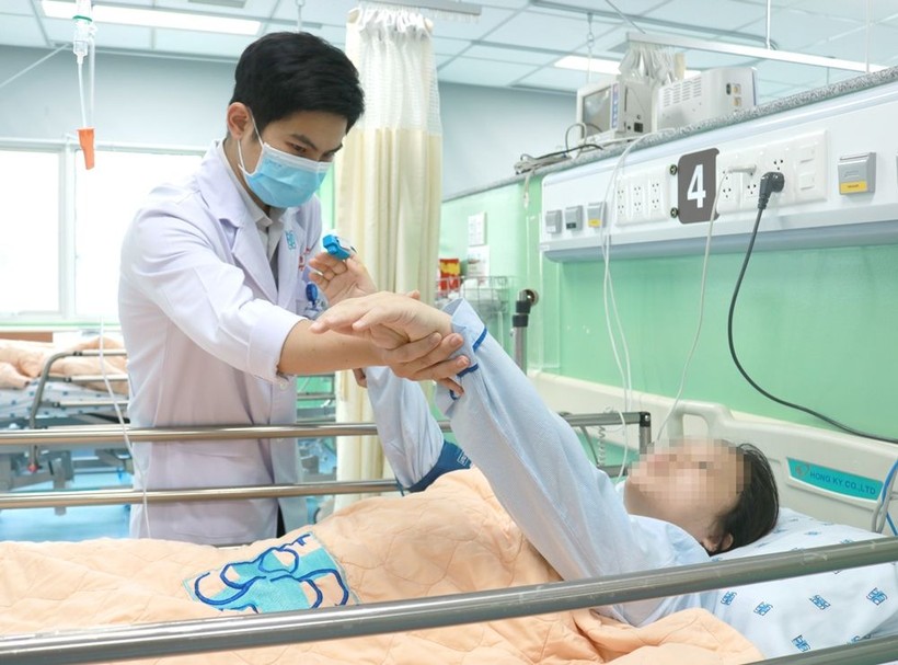 ThS BS. Đặng Lê Phương khám cho người bệnh (Ảnh: BVCC). 