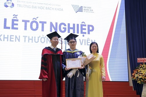 Tân Kỹ sư Nguyễn Phú Cường (giữa) được khen thưởng vì thành tích học vượt loại giỏi
