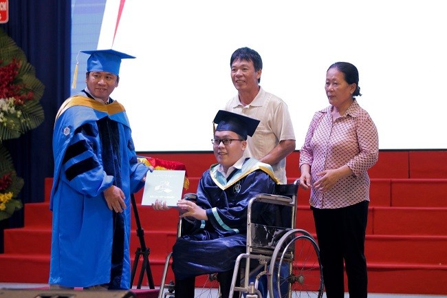 Tân kỹ sư Vũ Kiều Hải Hòa cùng cha mẹ lên nhận bằng tốt nghiệp. (Ảnh: Thy Huyền)