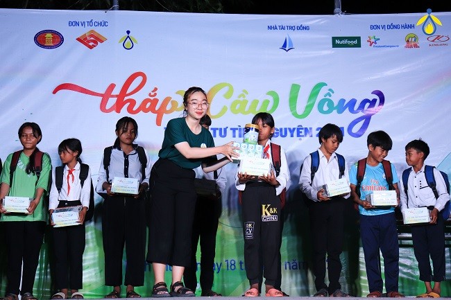 Vũ Ngọc Thảo Phương - chủ nhiệm CLB trao tặng học bổng Tiếp sức đến trường cho các em trong đêm gala (Ảnh: CLB)
