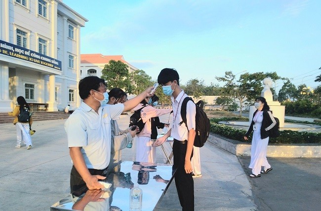 Học sinh Trường THPT chuyên Hoàng Lê Kha - Tây Ninh đến lớp đeo khẩu trang và đo thân nhiệt, rửa tay sát khuẩn để phòng chống dịch Covid-19 (Ảnh NTCC)