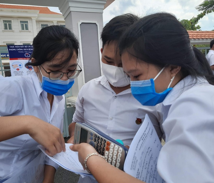 Học sinh Tây Ninh  trao đổi về bài thi sau khi hoàn thành kỳ thi tốt nghiệp THPT năm 2020 ( Ảnh: tư liệu)