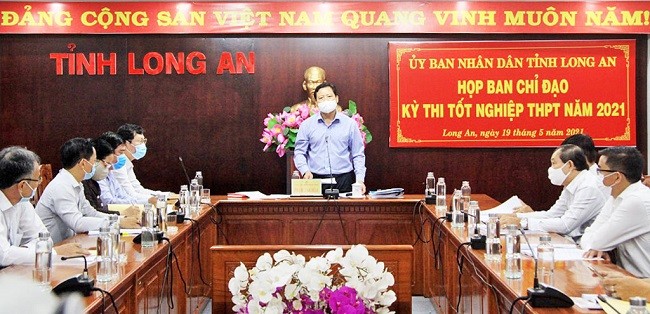 Phó Chủ tịch UBND tỉnh Long An – Phạm Tấn Hòa chủ trì hội nghị trực tuyến về công tác thi tốt nghiệp THPT năm 2021 (Ảnh: N. Thạch)