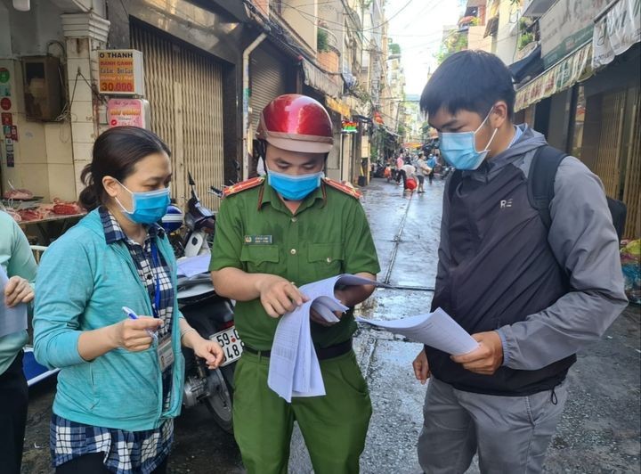 Lực lượng chức năng phong tỏa con hẻm đường Nguyễn Đình Chiểu (P.5, Q.3, TP Hồ Chí Minh) vì có ca nhiễm Covid-19. (Ảnh: HCDC).