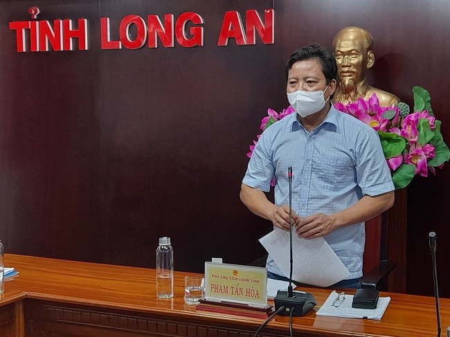 Phó Chủ tịch UBND tỉnh Long An - Phạm Tấn Hòa chỉ đạo huyện Cần Giuộc đẩy mạnh tuyên truyền trong nhân dân để quyết liệt truy vết những người có liên quan ca mắc Covid-19 này.